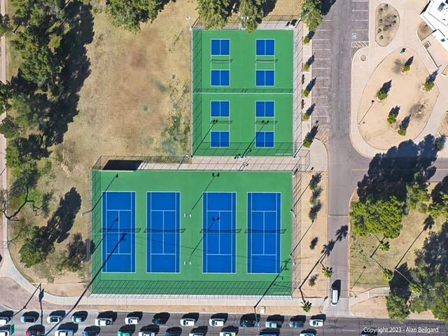 Sơn 4 lớp sân tennis-pickleball với Sơn có 10% Hạt cao su Decoturf USA trên nền nhựa